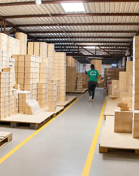 Bodega de cajas listas para distribuir