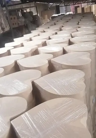 Cajas etiquetadas como frágil listas para embarcar