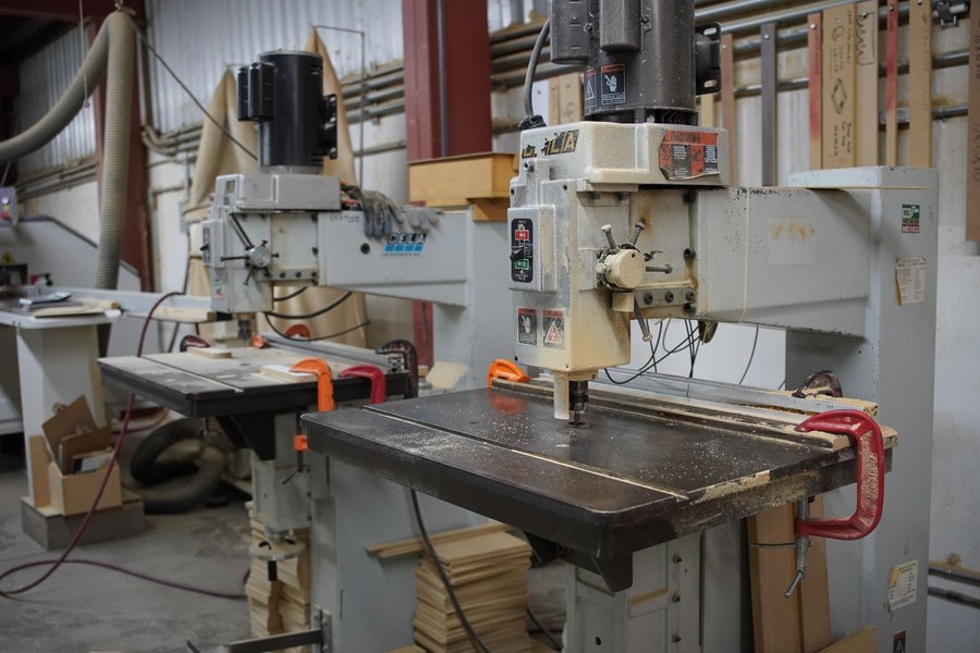 Maquinaria de corte láser y CNC en operación