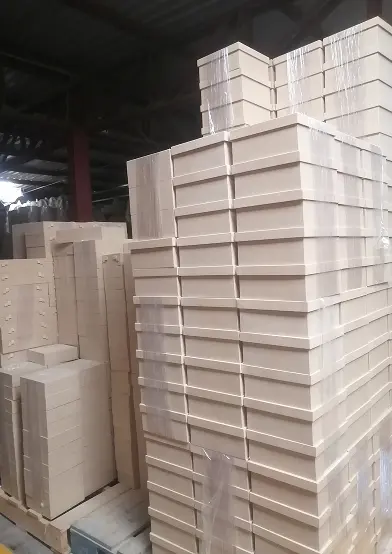 Producción en serie: torres de cajas listas en bodega